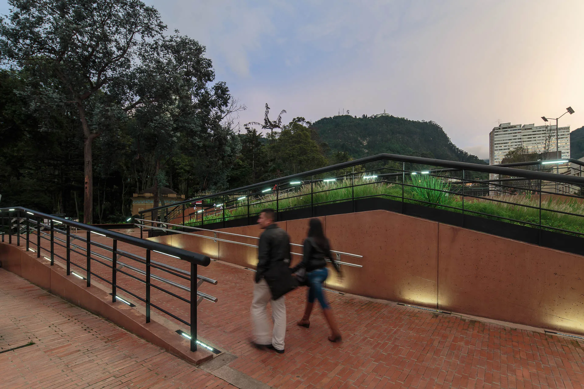 Diseño paisajístico con plantas nativas en las cubiertas del Parque Bicentenario por Mazzanti.